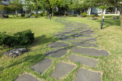用石头铺的路