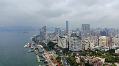 俯瞰阴云密布的城市