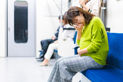 一位孕妇在火车上感到恶心