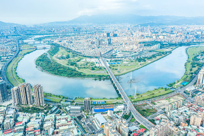 台北城市鸟瞰图-亚洲商业概念图像，白天和蓝天下的全景现代城市景观建筑鸟瞰图，拍摄于台湾台北。