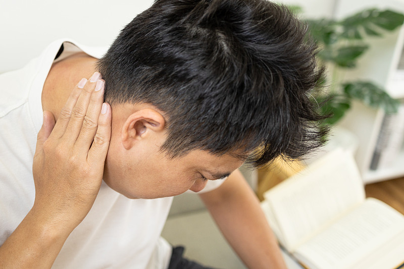 亚洲中年男性常患颈背疼痛，枕骨僵硬，颈肩受伤，男性患者常患颈后关节疼痛，症状为炎症酸痛，肌肉紧张