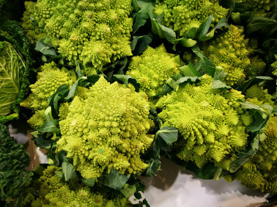 农贸市场上的罗马花椰菜