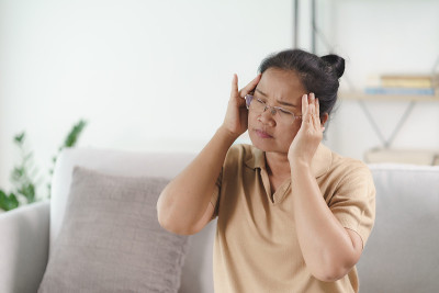 疲惫疲惫压抑压抑，体贴成熟的老年妇女遭受头痛，脑部疾病，精神问题，老年痴呆症的概念。