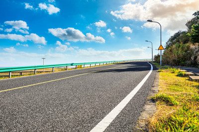 白天空旷的柏油路和自然景观