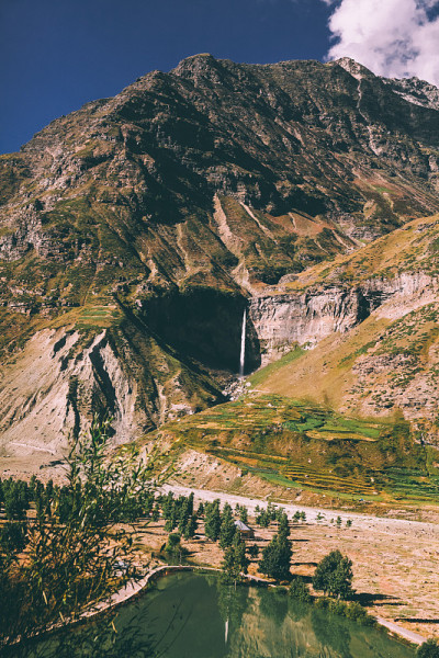 印度喜玛拉雅山脉风景优美，有高山湖泊
