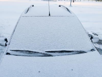 客车前部覆盖着一层雪和霜。在一个寒冷的冬日
