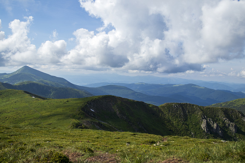 山的风景。66、绿草如茵，青山碧水，花团锦簇。7月在乌克兰的黑山山脉。去喀尔巴阡山脉远足