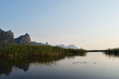 石灰岩山上有广阔的湿地
