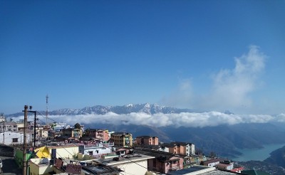 特赫里北阿坎德邦丘陵地区的城市和雪景