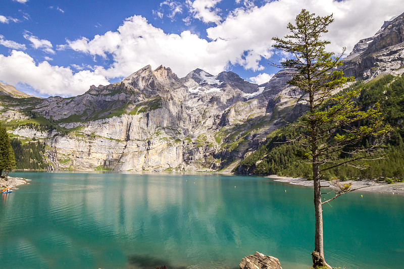 瑞士阿尔卑斯山的一条山路