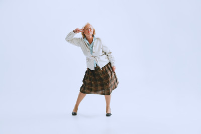 情感高级女人的肖像在复古风格的衣服，复古装跳舞摇滚孤立在白色的背景