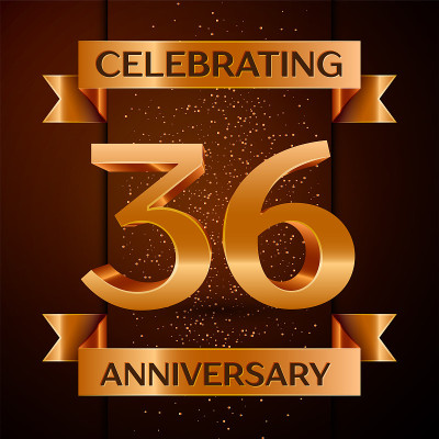 现实的36周年庆典设计横幅。金色数字，五彩纸屑和缎带在棕色的背景。彩色矢量模板元素为您的生日派对