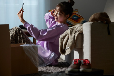 一个年轻的亚洲女人喜欢网上购物
