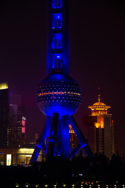 朦胧夜中的上海浦东