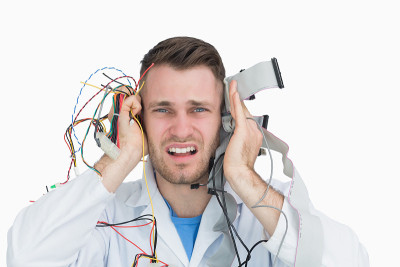 年轻的it专业人士手里拿着电缆大喊大叫