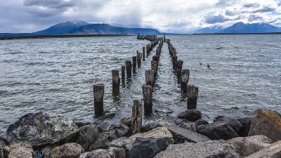 老码头 (Muelle Historico) 在巴塔哥尼亚的阿尔米兰特蒙特湾 - 纳塔莱斯港，智利麦