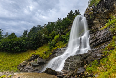Steinsdalsfossen(也可以是Ãvsthusfossen或Ãfsthusfossen