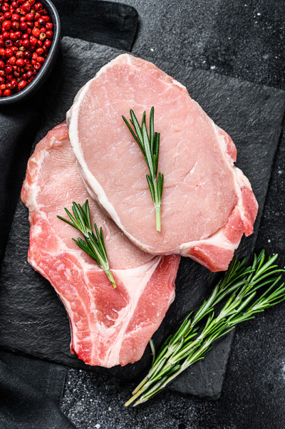 生猪排。有机肉。黑色背景。俯视图
