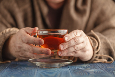 男性在寒冷的日子喝热茶
