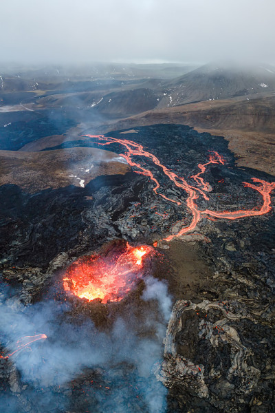 在冰岛法格拉达尔火山喷发的熔岩上飞行，冰岛