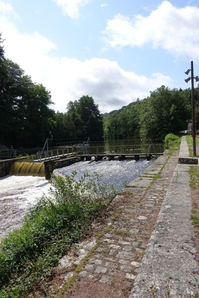 Nivernais运河的船闸移动桥Clamecy Nièvre Bourgogne Franche-