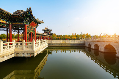 秋天，公园里有中国古建筑的阁楼和银杏树