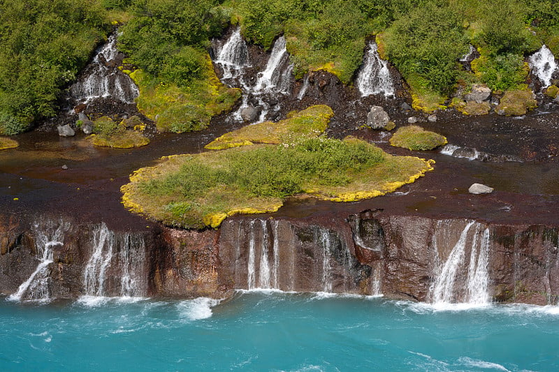 夏天的Hraunfossar瀑布。冰岛。