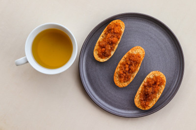 小豆蔻、云莓酱和一杯绿茶