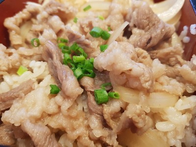 白米饭和肉炒牛肉盘，米饭在木背景上顶视图大米与空间放的标志
