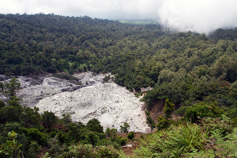 印度尼西亚的火山火山口。