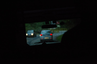 在下雨的路上开车