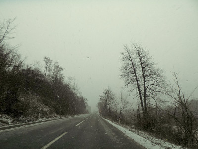 在暴风雪的山路上