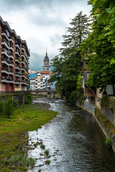 位于乌罗拉河附近的阿兹科提亚镇的传统房屋和圣塔教堂María La Real在Gipuzkoa的背景