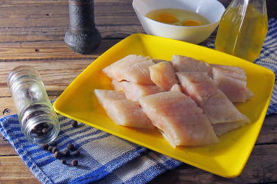 生鱼片，面粉和鸡蛋