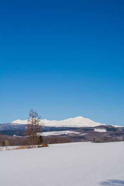 积雪残留的高地和雪山