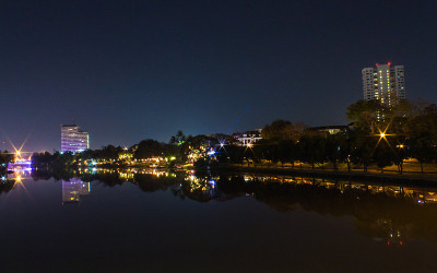 泰国清迈的平河岸之夜