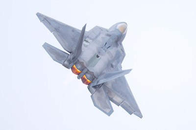 F-22猛禽战斗机近距离拍摄，加力燃烧室打开