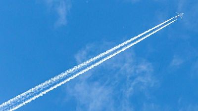 两引擎飞机在高空飞行时有凝结尾迹