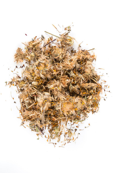 一堆干燥的山金车树叶孤立在白色的背景上