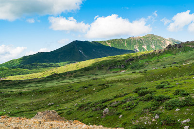 Daisetsuzan国家公园。旭峰(日本北海道最高的山)上的Antaroma山和touma山。
