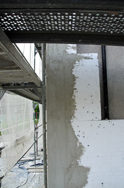 用聚苯乙烯泡沫塑料对建筑物进行暴晒