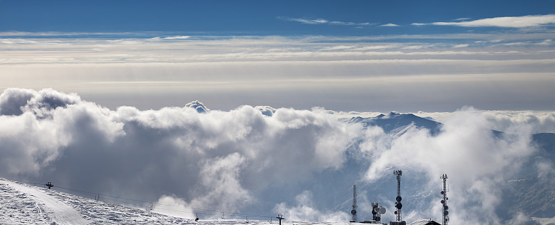 雪坡全景，卫星天线和太阳云山