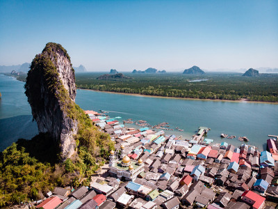 美丽的风景清真寺的大海和天空在Punyi岛的夏天，Ko Panyi或Koh Panyee，穆斯林渔村