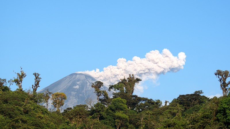 雷文多尔火山喷出的火山灰