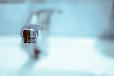 水槽里的水龙头