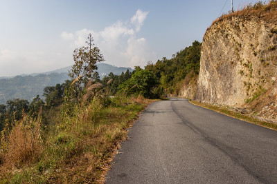 与世隔绝的山间柏油马路