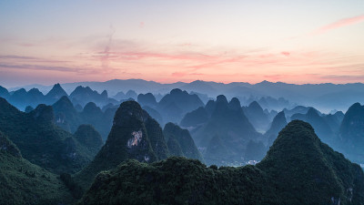 鸟瞰图的山在黎明