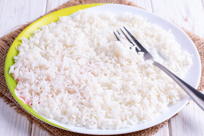 用叉子在碗里煮米饭