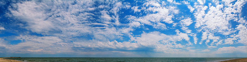 美丽的海滨夏季景观，看海和天空上的沙咀