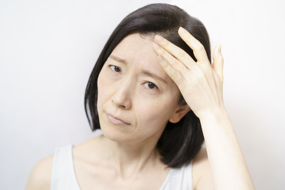 患有皮肤病的中年妇女